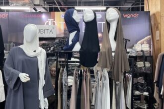 Baju muslim dan hijab.