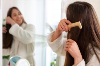 Ilustrasi menyisir rambut, sisir rambut