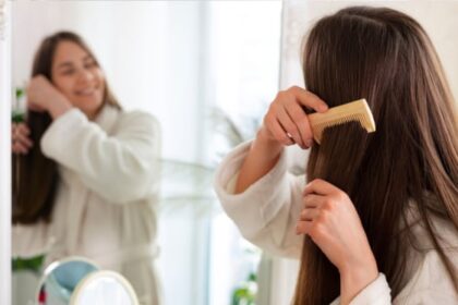 Ilustrasi menyisir rambut, sisir rambut