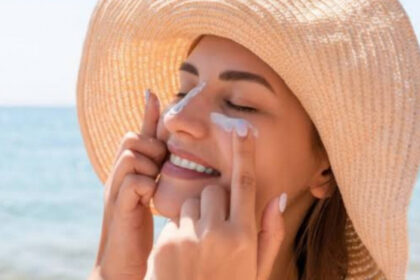 Ilustrasi memakai sunscreen