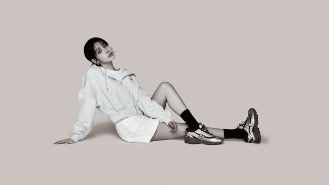 IU, penyanyi dan aktris Korea dengan sepatu NB seri 1000