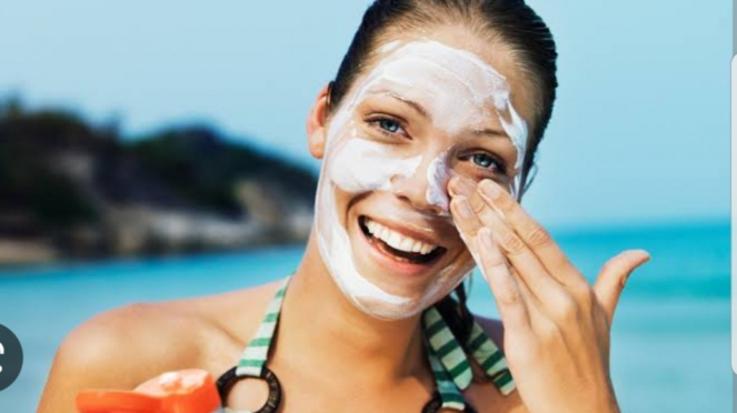 Ilustrasi memakai sunscreen