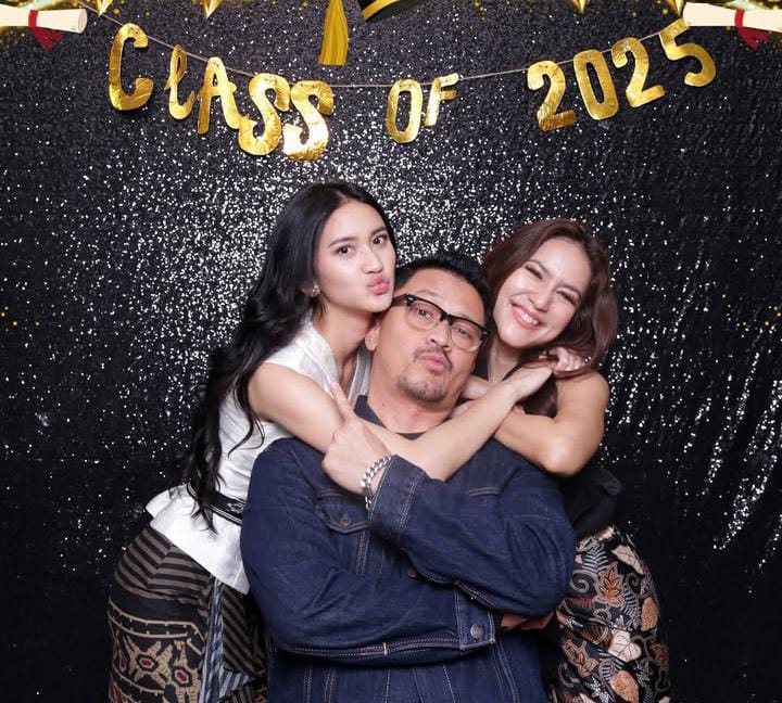 Ferry Maryadi dan Eks Istri Kompak Hadiri Kelulusan Anak, Respon Deswita Maharani Jadi Sorotan