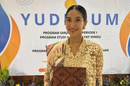 Happy Salma Resmi Jadi Sarjana Filsafat Hindu