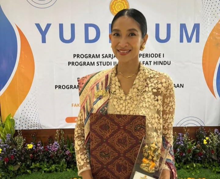 Happy Salma Resmi Jadi Sarjana Filsafat Hindu