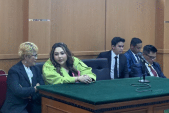 Selebgram Lisa Mariana (kedua kiri) menghadiri sidang perdana atas gugatan perdata terhadap mantan Gubernur Jawa Barat Ridwan Kamil atau RK di Pengadilan Negeri (PN) Bandung, Kota Bandung, Rabu (28/5/2025). ANTARA/Rubby Jovan