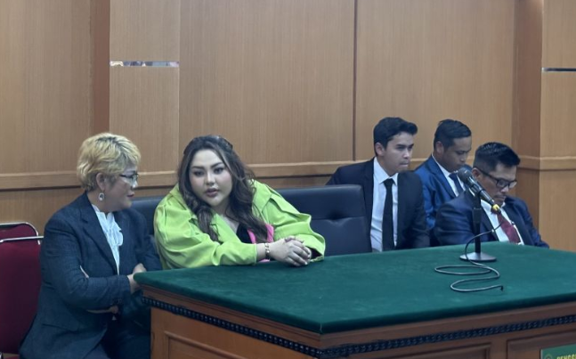 Selebgram Lisa Mariana (kedua kiri) menghadiri sidang perdana atas gugatan perdata terhadap mantan Gubernur Jawa Barat Ridwan Kamil atau RK di Pengadilan Negeri (PN) Bandung, Kota Bandung, Rabu (28/5/2025). ANTARA/Rubby Jovan