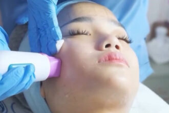 Fuji lakukan treatment kecantikan.