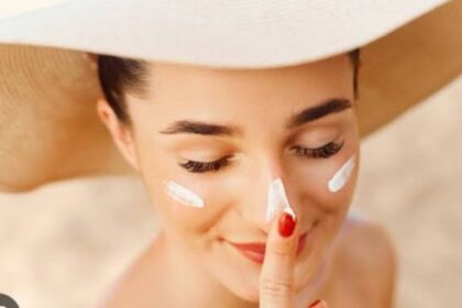 Ilustrasi memakai sunscreen