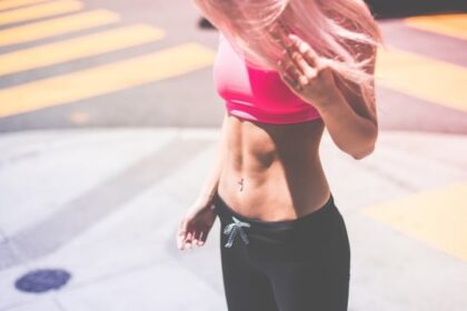 Ilustrasi payudara, perut rata dan bra olahraga.