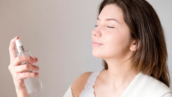 Ilustrasi penggunaan setting spray