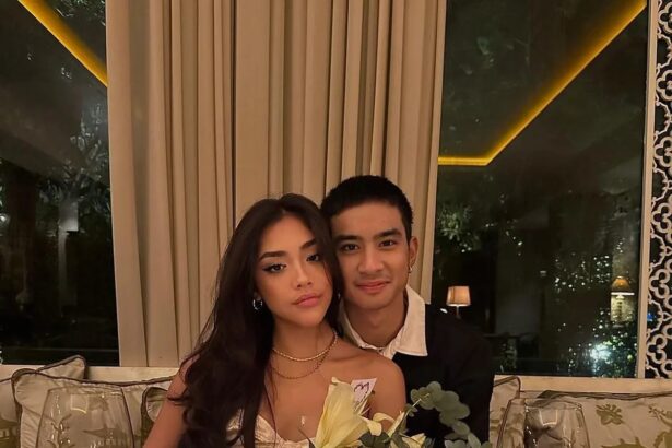 Baila Fauri Debut Internasional, Devano Bentangkan Spanduk