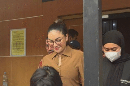 Artis Nikita Mirzani saat keluar dari Rutan Polda Metro Jaya menuju ke Kejari Jakarta Selatan, Kamis (5/6/2025). ANTARA/Ilham Kausar