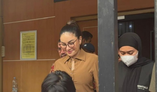 Artis Nikita Mirzani saat keluar dari Rutan Polda Metro Jaya menuju ke Kejari Jakarta Selatan, Kamis (5/6/2025). ANTARA/Ilham Kausar