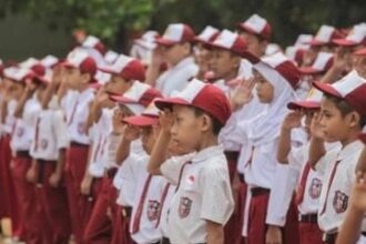 Kisah Bocah Ingin Sekolah tapi Ayahnya Lumpuh dan Tak Punya Uang