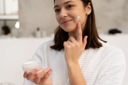 Ilustrasi Sedang Memakai Moisturizer