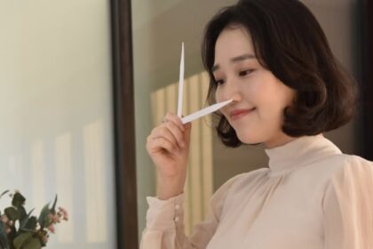 Ilustrasi mencoba parfum