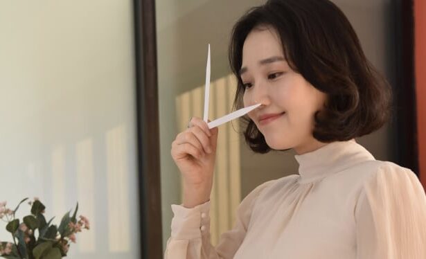 Ilustrasi mencoba parfum