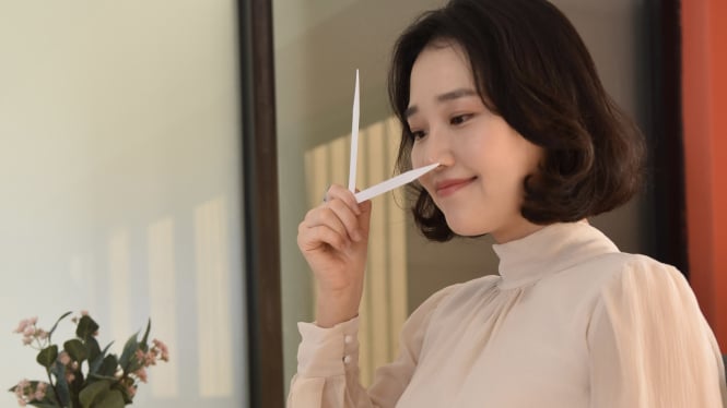 Ilustrasi mencoba parfum