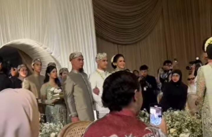 Momen Haru Maia Estianty dan Ahmad Dhani Gandeng Al Ghazali Menuju Pelaminan