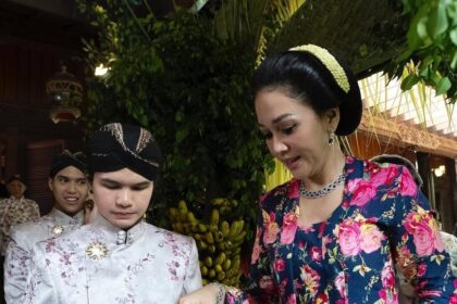 Mulan Jameela Lewat, Maia Estianty Pakai Perhiasan Blue Sapphire Di Acara Siraman Al Ghazali