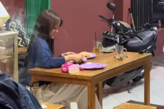 Tak Malu Makan di Pinggir Jalan, Fuji Tuai Pujian