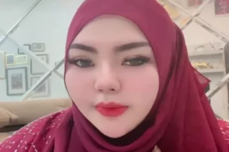 Tampil Berhijab, Lisa Mariana Disebut Mirip Mira Hayati