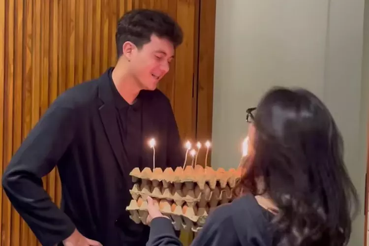 Ulang Tahun, Nyoman Paul Dapat Hadiah Unik dari Keisya Levronka