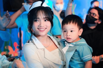 Fuji Saat Menghendong Keponakannya Gala Sky. Foto; Instagram