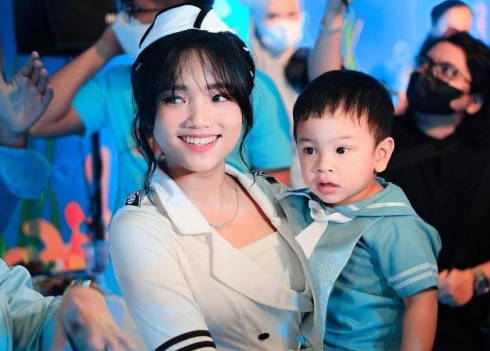 Fuji Saat Menghendong Keponakannya Gala Sky. Foto; Instagram