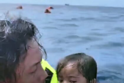 Sosok Pria Penyelamat Balita yang Terombang-ambing di Laut Saat KM Barcelona V Terbakar Akhirnya Terungkap