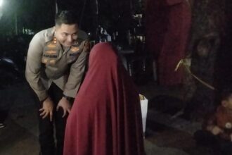 Kapolres Gowa Sambangi 2 Bocah Viral Pungut Sisa Kue HUT RI ke-80