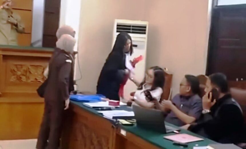 Nikita Mirzani Ngamuk di Ruang Sidang, Tolak Kembali ke Rutan, Tepis JPU