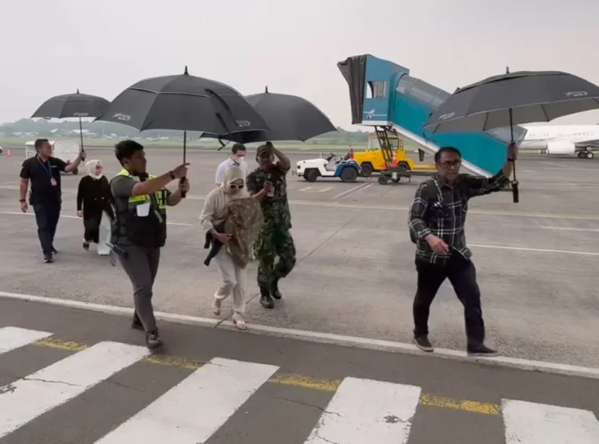 Syahrini Jadi Sorotan, Tiba di Jakarta Langsung Dijemput Aparat TNI