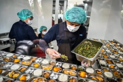 Badan Gizi Nasional atau BGN membuka kesempatan bagi masyarakat yang ingin menjadi mitra untuk program Makan Bergizi Gratis (MBG). Bagi calon mitra yang ingin bergabung dalam program ini, ada tiga syarat utama yang harus dipenuhi, satu di antaranya adalah mitra yang memiliki usaha penyedia makanan. ANTARA FOTO