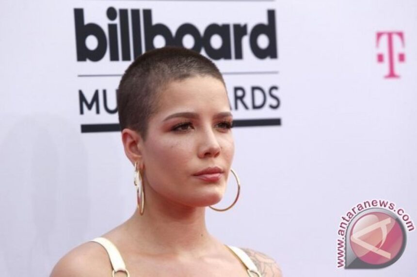 Halsey bagikan kabar kondisi kesehatannya yang baru jalani kemoterapi