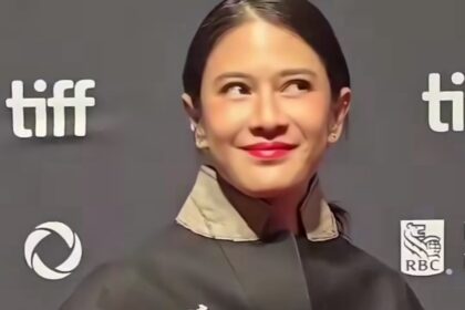 Gaya Dian Sastro Kenakan Pin One Piece di TIFF 2025