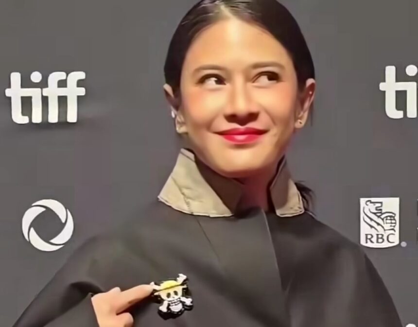 Gaya Dian Sastro Kenakan Pin One Piece di TIFF 2025