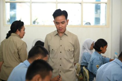 Viral Video Gibran Belajar Makan Empek-empek Palembang, Dokter Tifa Beri Sindiran Menohok