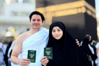 Andrew Andika Pamer Buku Nikah di Depan Ka’bah, Tengku Dewi Putri Siap Tempuh Jalur Hukum