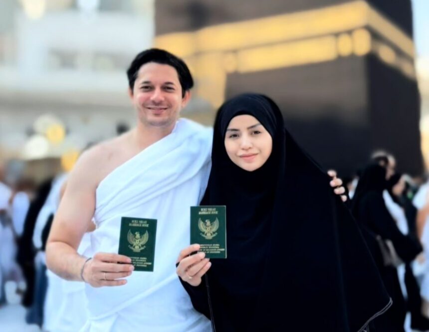 Andrew Andika Pamer Buku Nikah di Depan Ka’bah, Tengku Dewi Putri Siap Tempuh Jalur Hukum