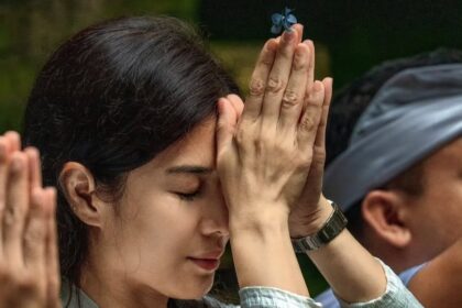 Dian Sastro Jalani Ritual Adat Hindu di Bali, Warganet Sontak Keluarkan Ayat