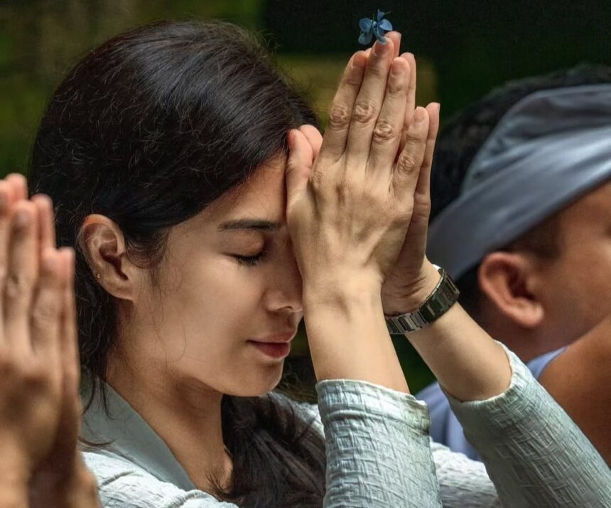 Dian Sastro Jalani Ritual Adat Hindu di Bali, Warganet Sontak Keluarkan Ayat