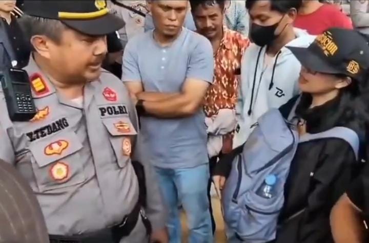 Viral! Mahasiswi Unhas Debat Soal Pajak dengan Polisi Saat Aksi di Tana Toraja, Netizen: Minimal Googling, Pak