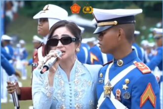Momen Haru Dewi Perssik Lepas Sang Anak Jadi Taruna AAL