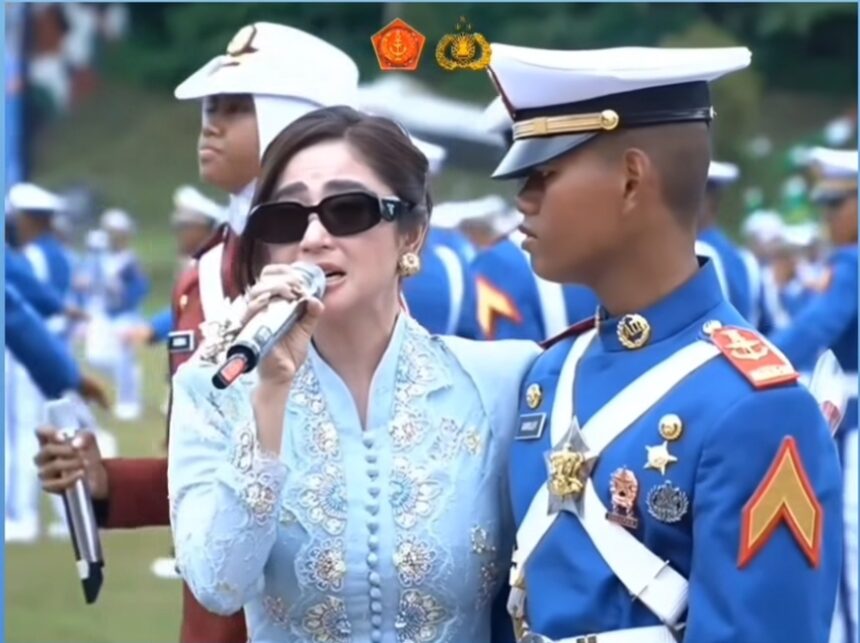 Momen Haru Dewi Perssik Lepas Sang Anak Jadi Taruna AAL