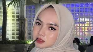 Cantiknya Sosok MUA Dea Lipa, Dijuluki Sister Hong dari Lombok