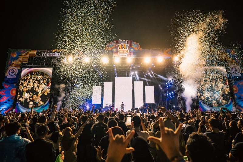 Livin’ Music Fest Makassar Pecah, Penonton Kota Makassar Antusias Saksikan Kolaborasi dari Berbagai Musisi