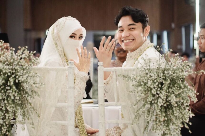 Momen Tinandrose Tampak Gemetar Saat Akan Memegang Tangan Fiki Naki