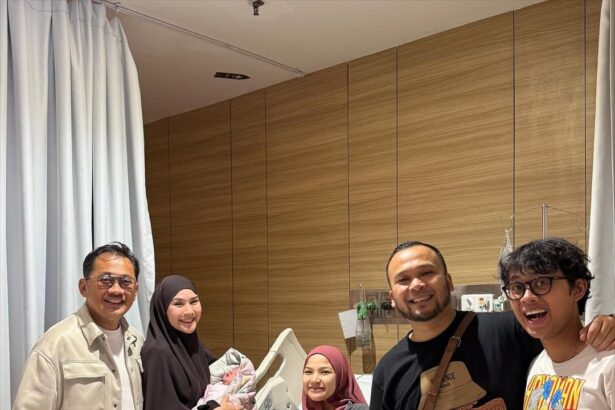 Zaskia Adya Mecca Sampaikan Kabar Bahagia, Gendong Bayi Cantik